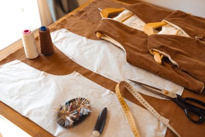 table avec outils de couture