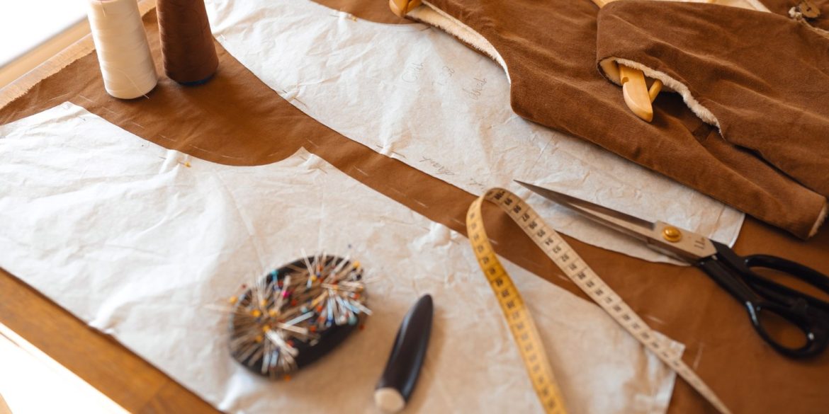 table avec outils de couture