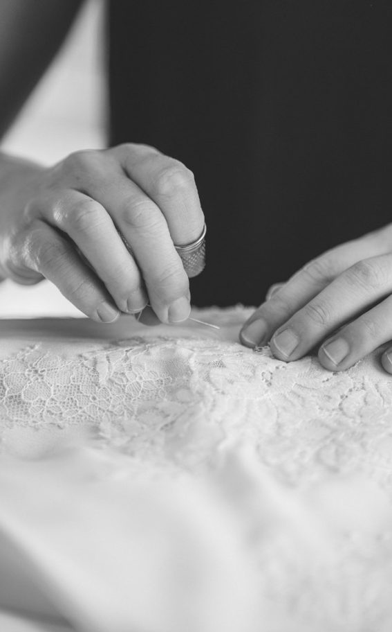 couture de dentelle a la main noir et blanc