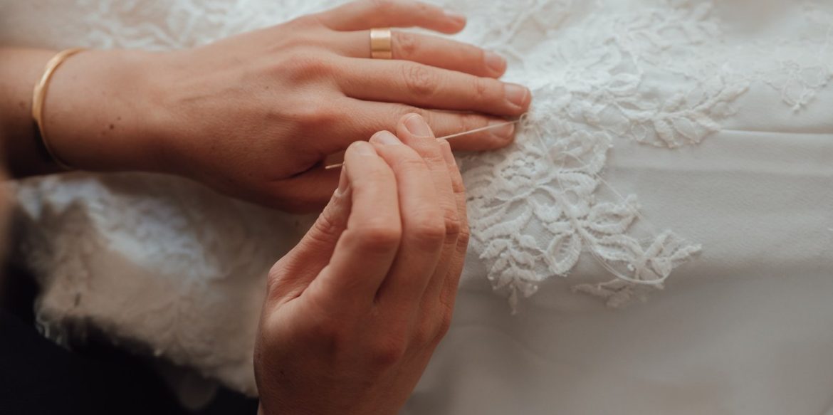 couture à la main d'une robe de mariée