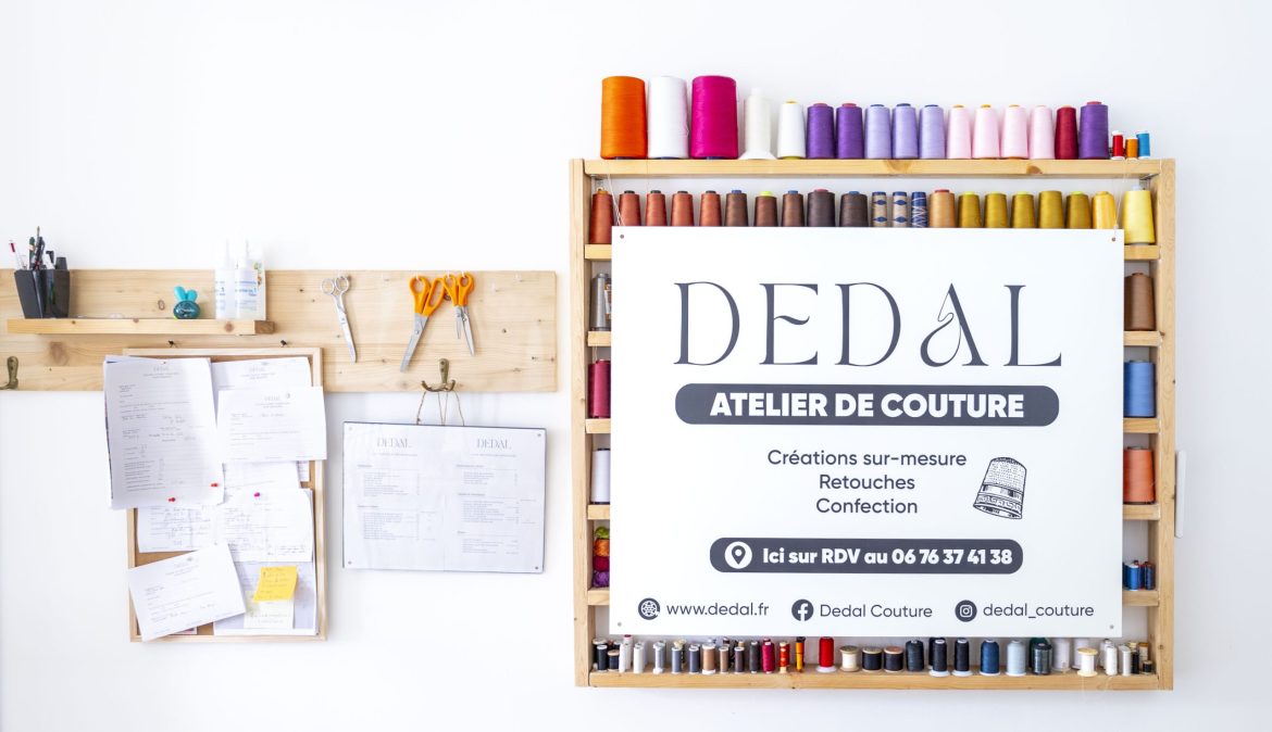 atelier avec materiel de couture et bobines de fils
